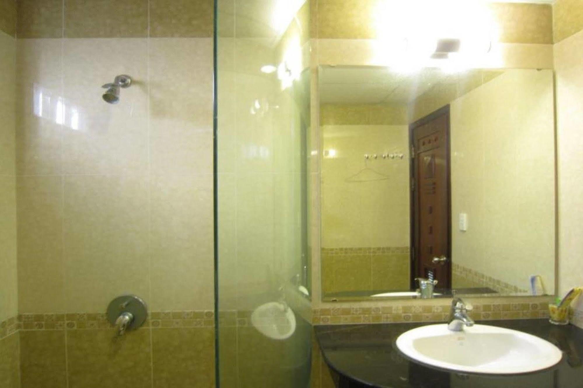 Quy Thanh Hotel Хошимин Екстериор снимка