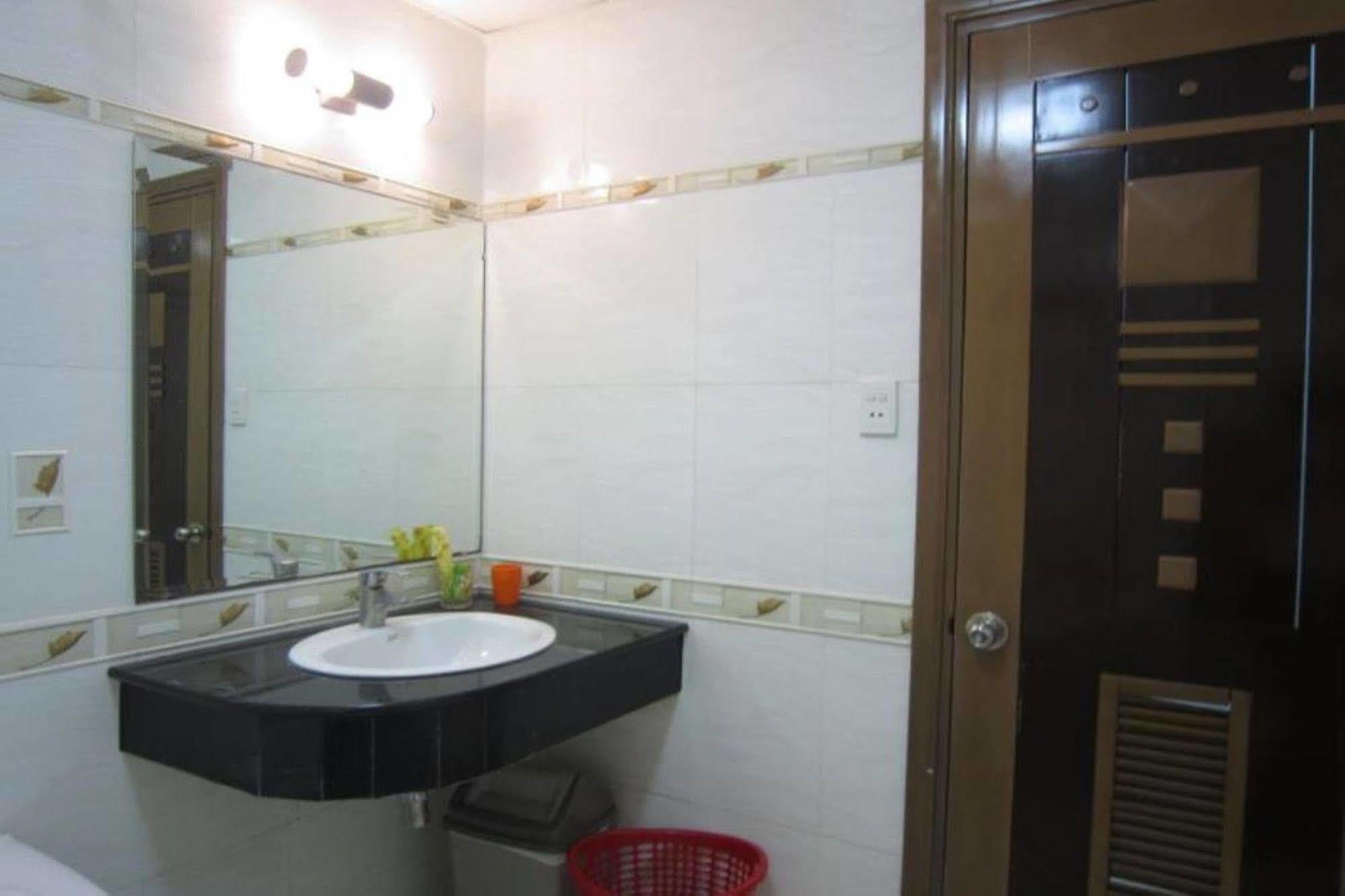 Quy Thanh Hotel Хошимин Екстериор снимка