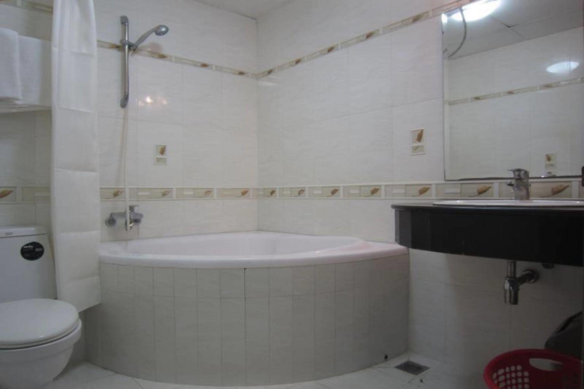 Quy Thanh Hotel Хошимин Екстериор снимка